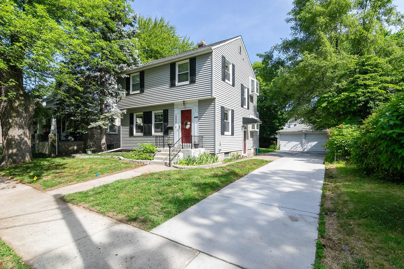 556 Leroy St photo 1
