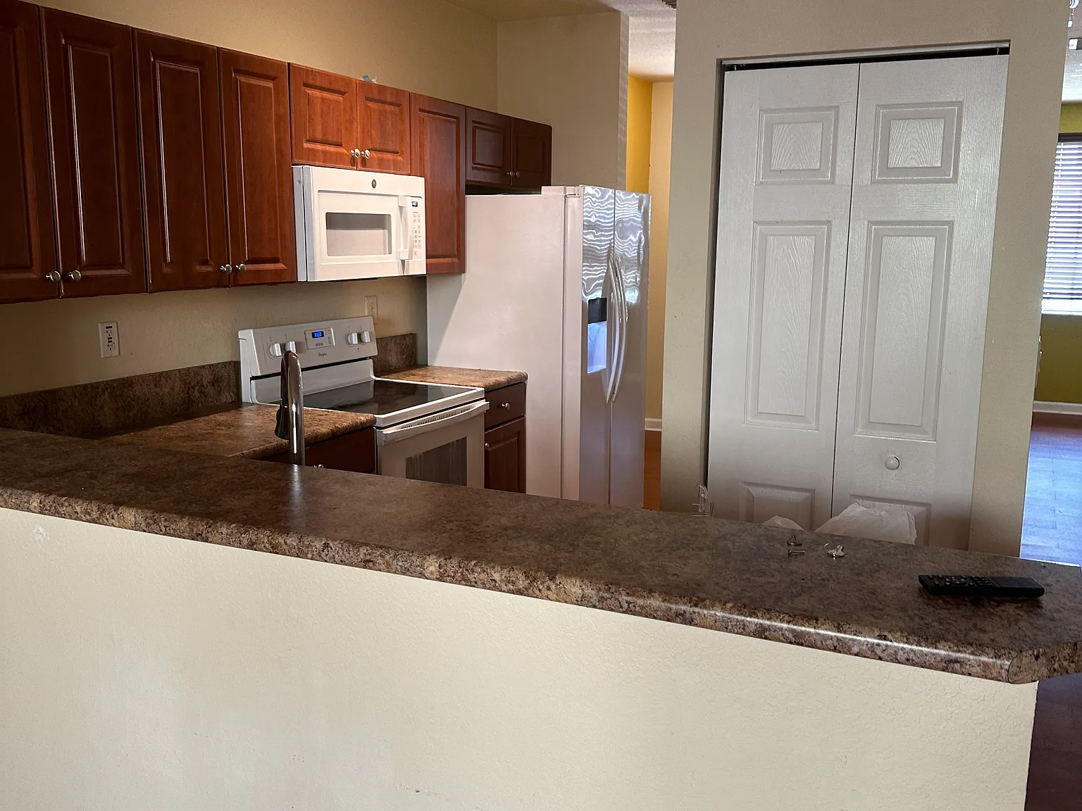 3 bed, 2.5 bath, 1325 sqft, $2,400 — Photo 4