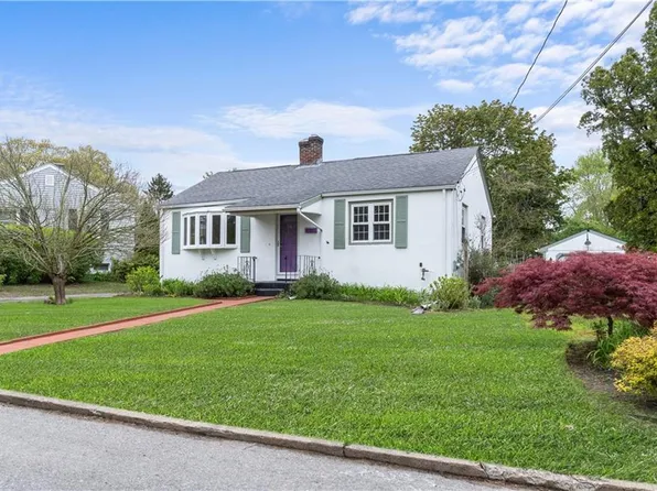 30 Maple Dr, North Kingstown, RI 02852