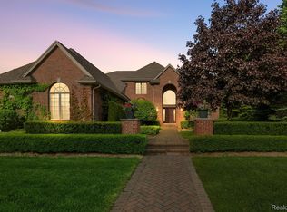 1049 Autumnview Ct, Rochester, MI 48307