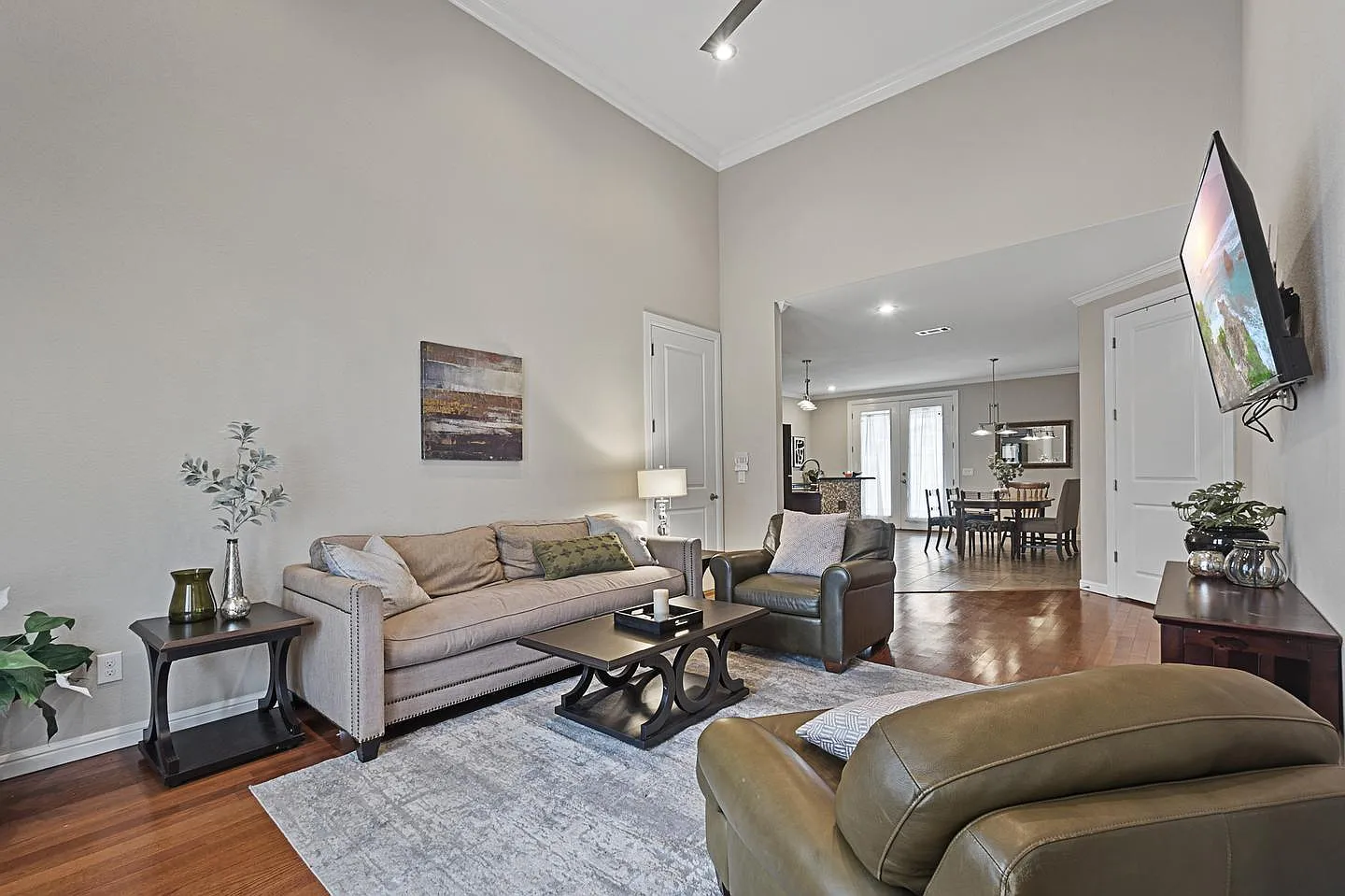 Delightful Grand Prairie home with a charming backyard — Photo 4