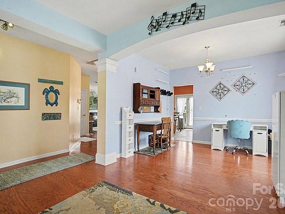 5th image of 6128 Roseway Ct