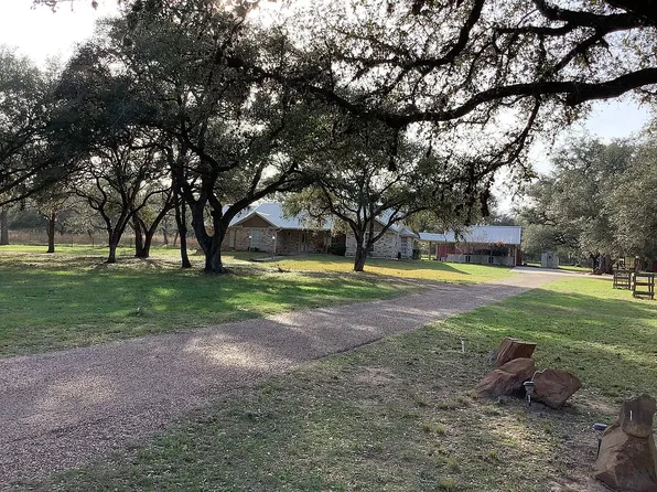 3182 Live Oak Rd, Cuero, TX 77954