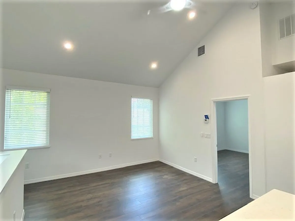 Building Photo - 1128 Rush St #B