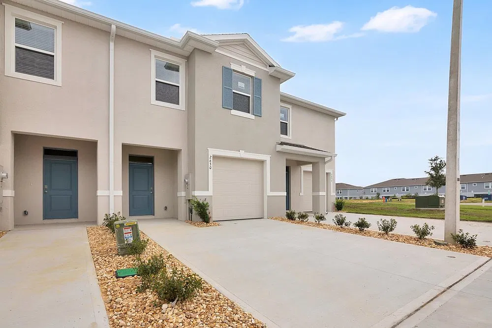 3 bed, 2.5 bath, 1673 sqft, $2,100 — Photo 2