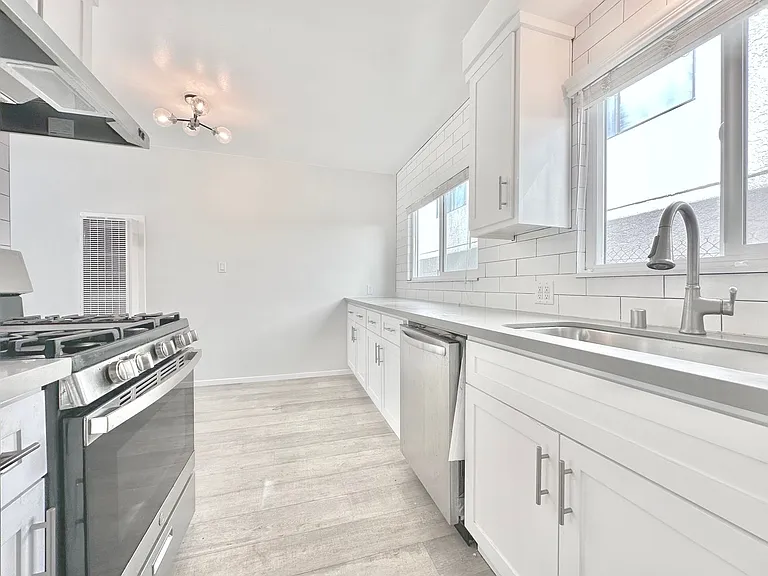 1676 Manning Ave — Photo 3