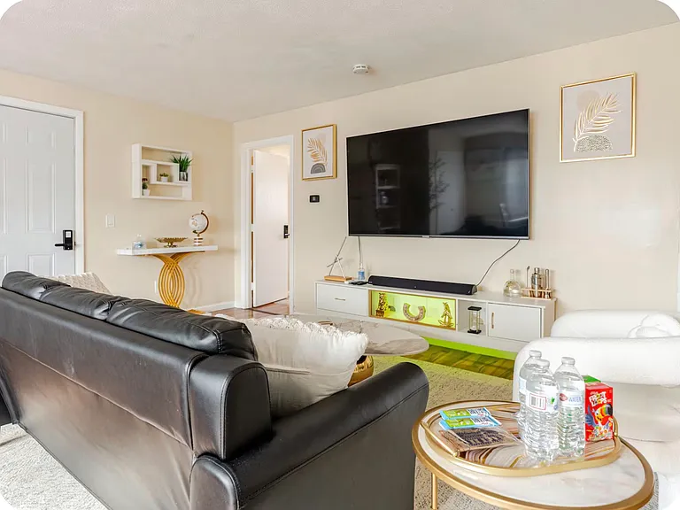 26 Lancashire St #4 — Photo 2