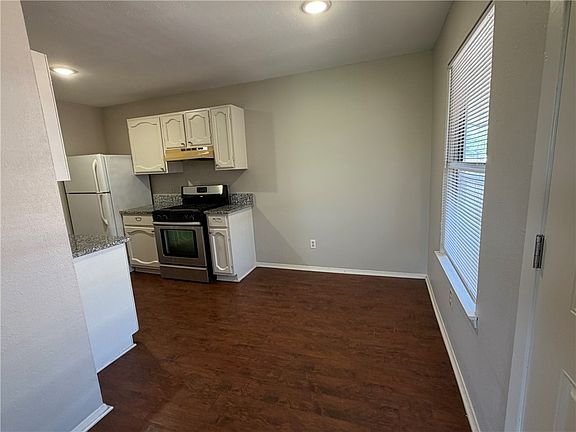 5th image of 802 Navidad St #D
