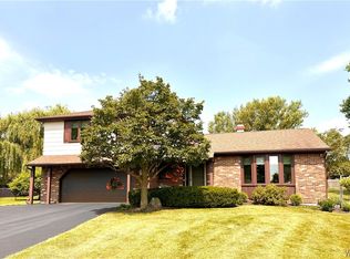 8 Farmingdale Ct, Lancaster, NY 14086