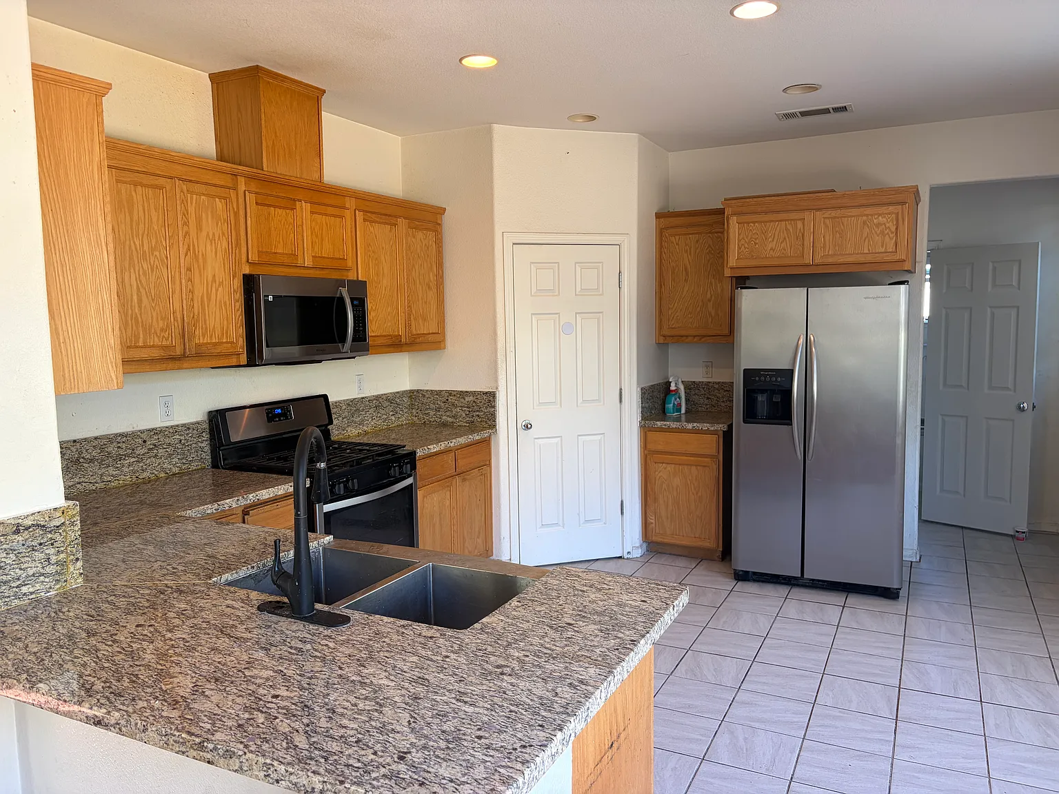 4 bed, 2.5 bath, 2135 sqft, $3,500 — Photo 3