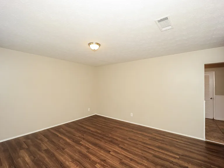 6133 Fieldcrest Dr — Photo 4