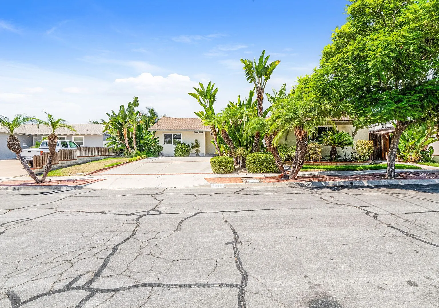 3 Bedroom, 2.5 Bath Home with 2 Car Garage & Pool/Spa — Photo 3
