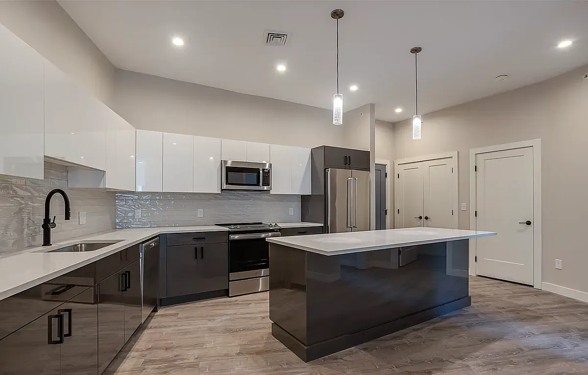 125 Warren Apartments — Photo 1