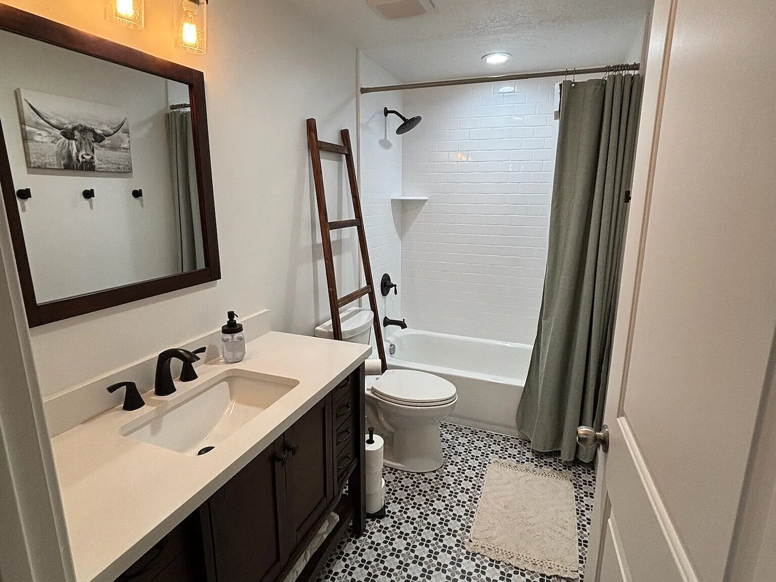 4 bed, 2586 sqft, $2,350 — Photo 2