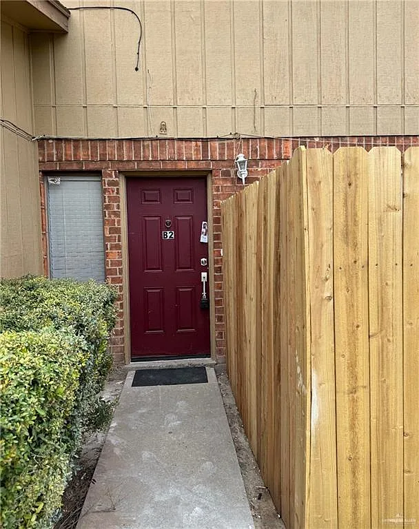 2 bed, 1.0 bath, 1067 sqft, $1,000 — Photo 2