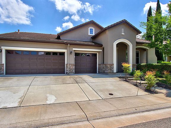 3rd image of 205 Clarendon Ct