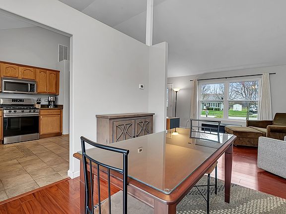 5th image of 891 Laurel Dr