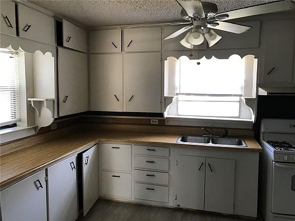5th image of 212 Jefferson Ave