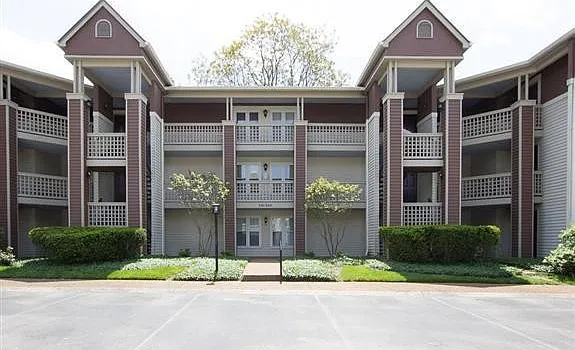 202 Hillsboro Pl — Photo 1