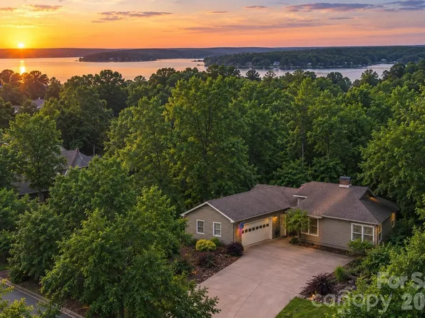 18 Shipmaster Ct, Lake Wylie, SC 29710