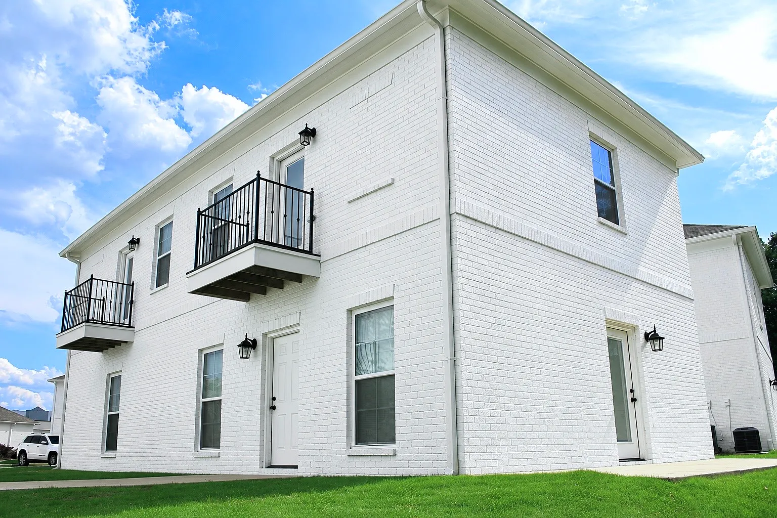 3 bed, 3.5 bath, 2031 sqft, $3,270 — Photo 2