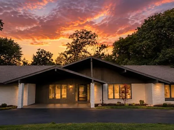 15 Meadowbrook Country Club Est, Ballwin, MO 63011
