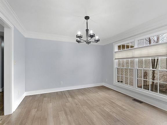 4th image of 6686 Woodcrest Dr