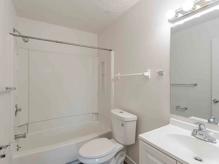 Creek Hill Apartment Homes — Photo 19