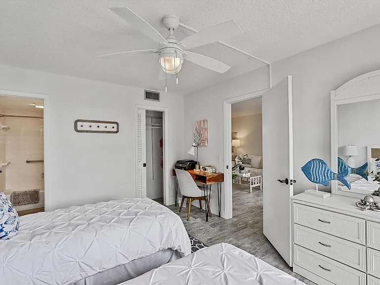 225 Beach Rd #205 — Photo 33