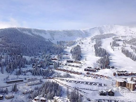 Easy access to ski trails from your door steps