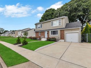 28 Bradford Ln, Bethpage, NY 11714
