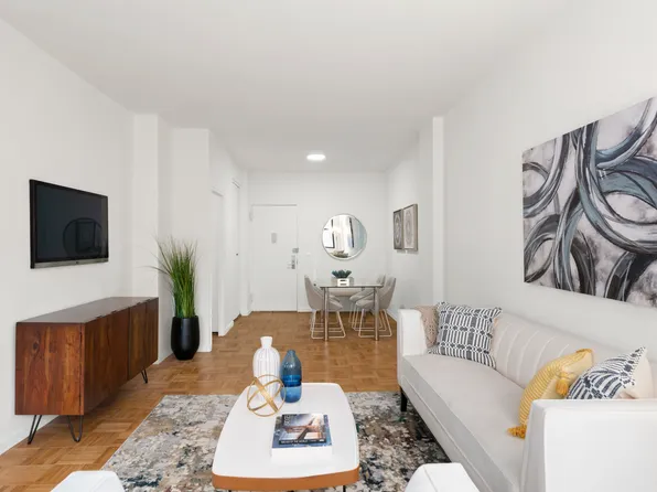 201 East 21st Street 15C image 2 of 7