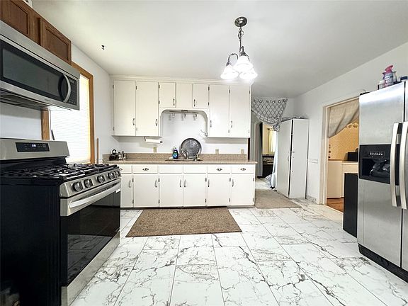 5th image of 837 W 52nd St