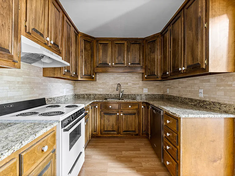 253 Jackson St — Photo 17
