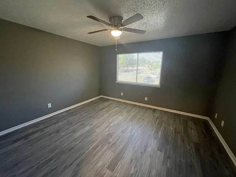 1102 S Harley Dr — Photo 6