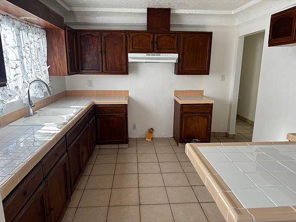 3rd image of 1305 W 56th St #1