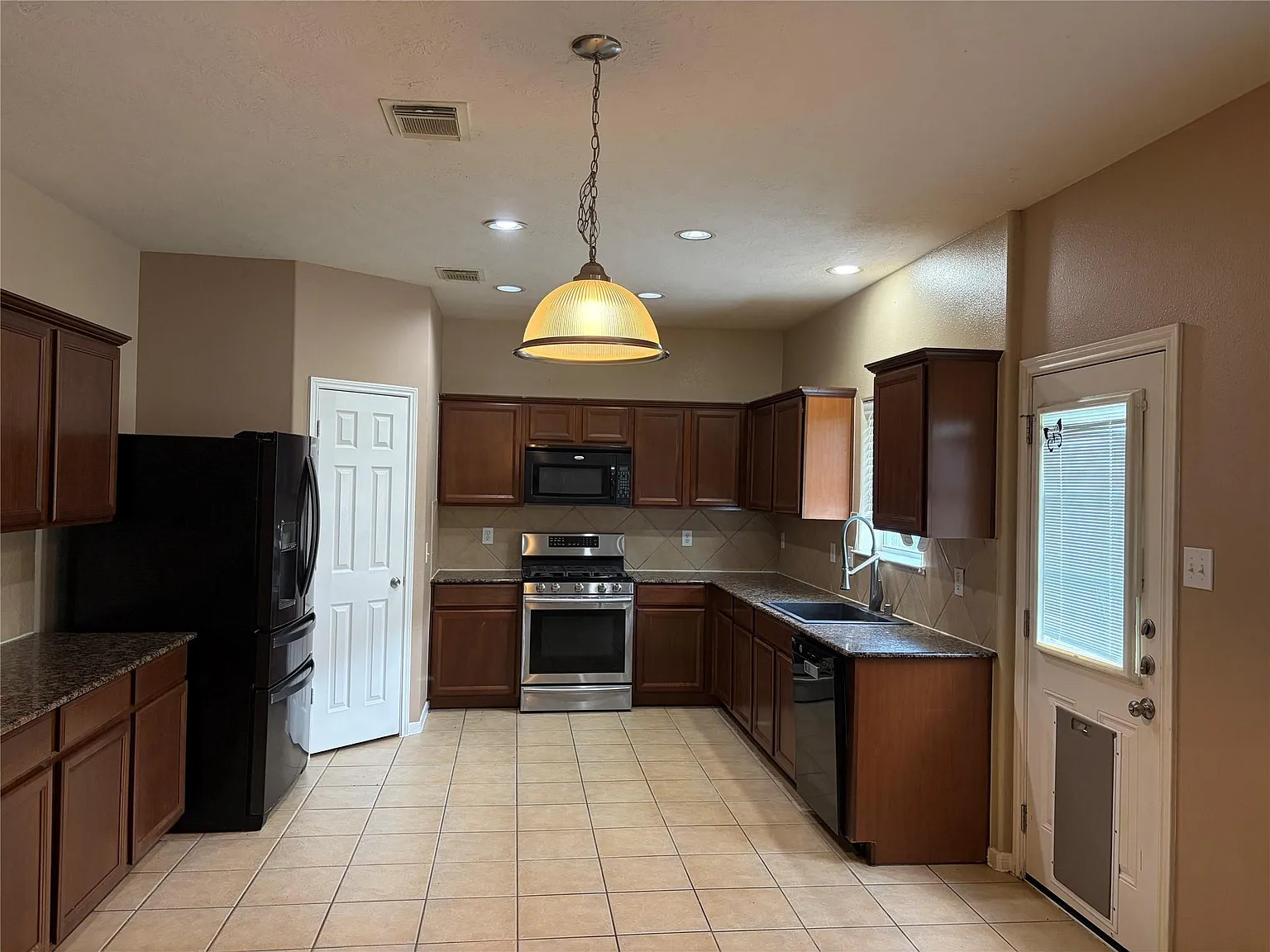 5 bed, 3.0 bath, 3462 sqft, $2,700 — Photo 4