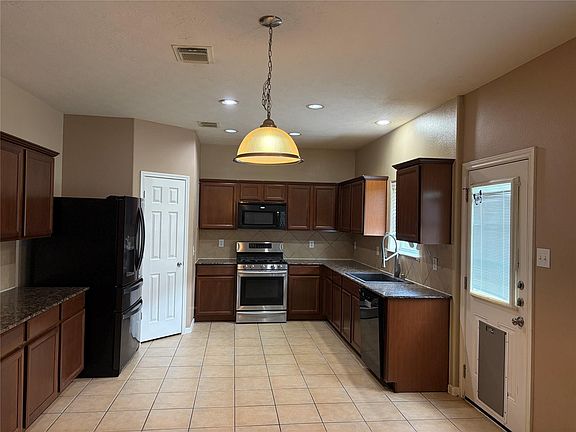4th image of 410 Sunwood Glenn Ln