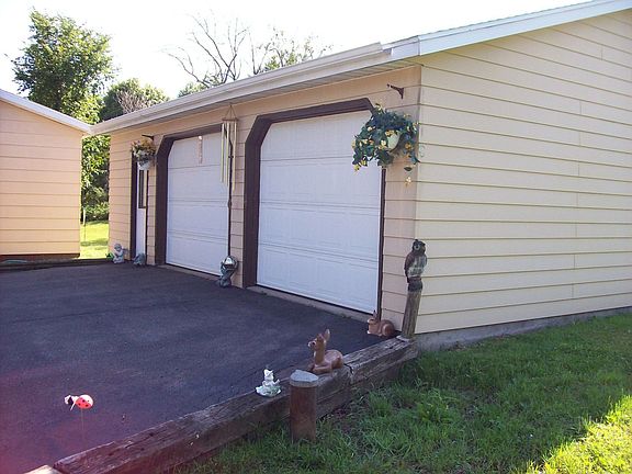 Oversized 2 car garage adjacent to home