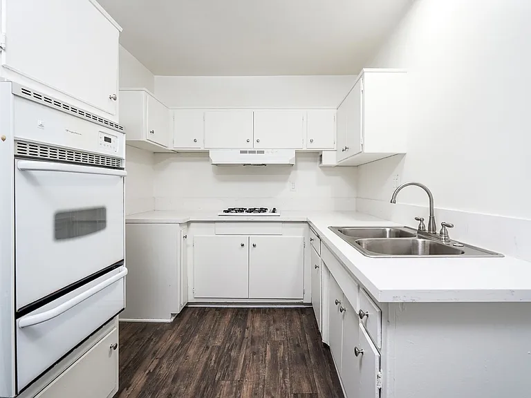 322 W Burchett St — Photo 13
