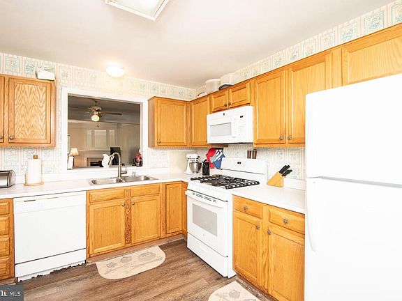 2nd image of 367 Bridle Crest Sq NE