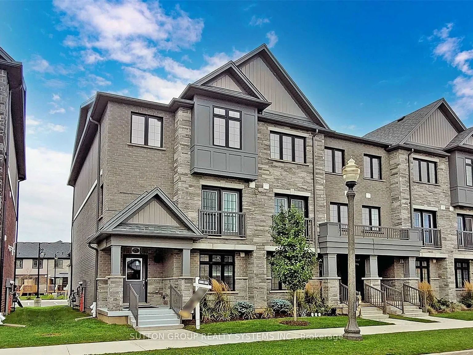 4 bed, $2,975 — Photo 1