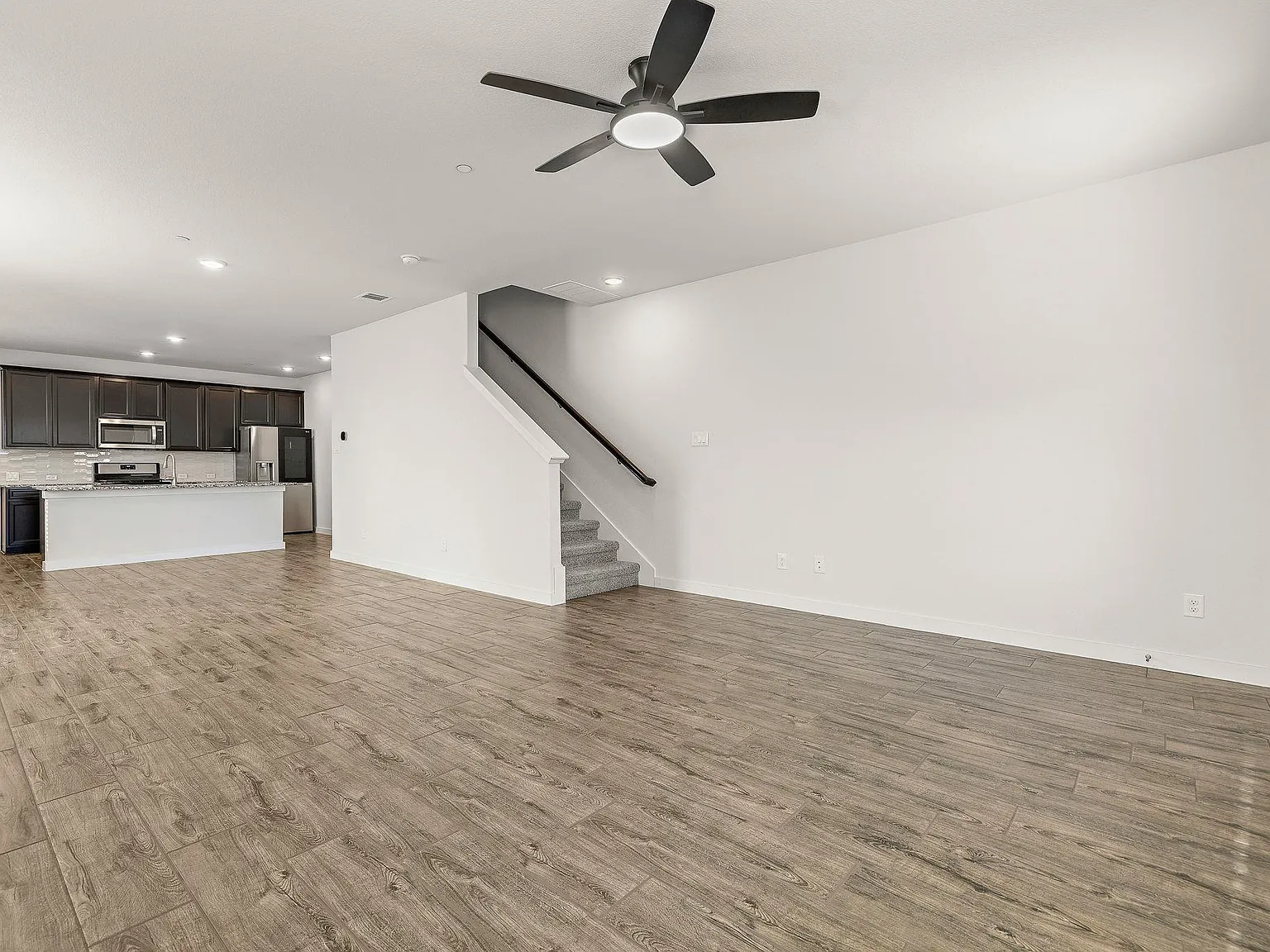 3 bed, 2.5 bath, 1813 sqft, $2,400 — Photo 4