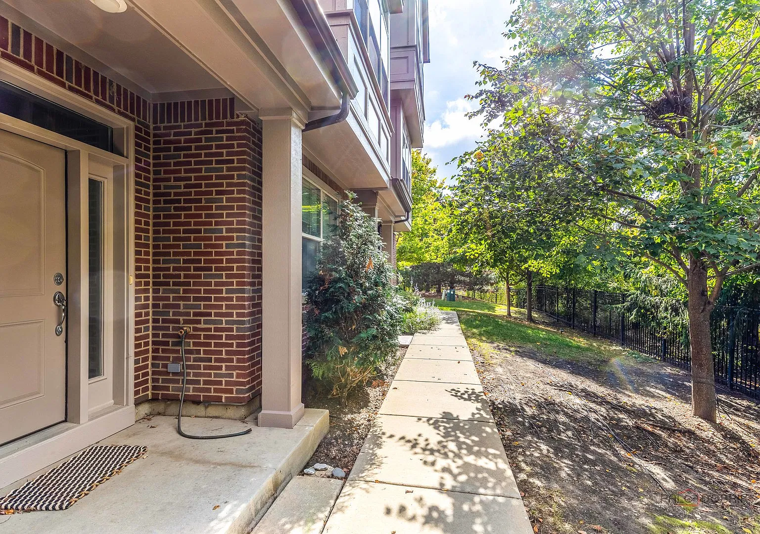 3 bed, 2.5 bath, 2352 sqft, $3,600 — Photo 3