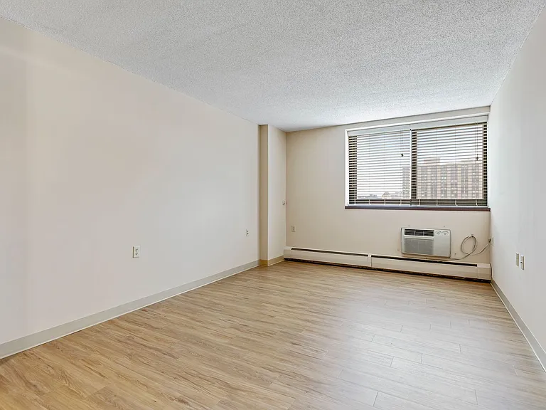 Rivergate Apartments — Photo 65