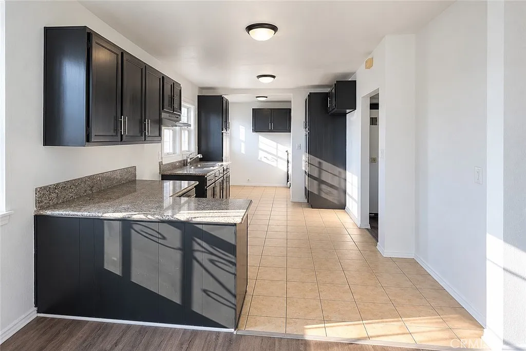 2 bed, 850 sqft, $2,650 — Photo 2