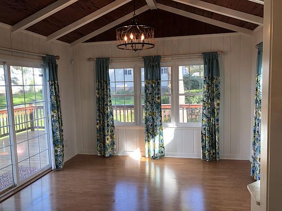 Beautiful dining/sunroom