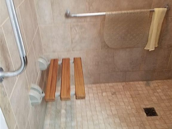 5th image of 7541 Lake Dr