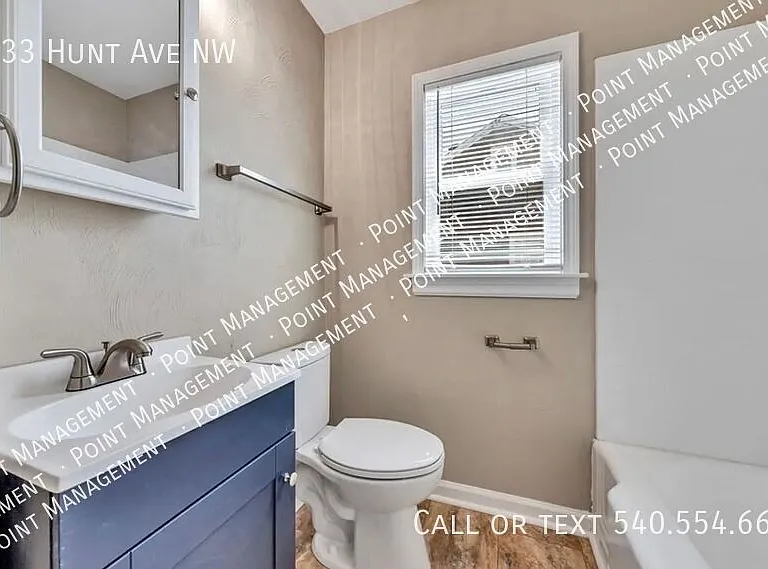 1033 Hunt Ave NW — Photo 2