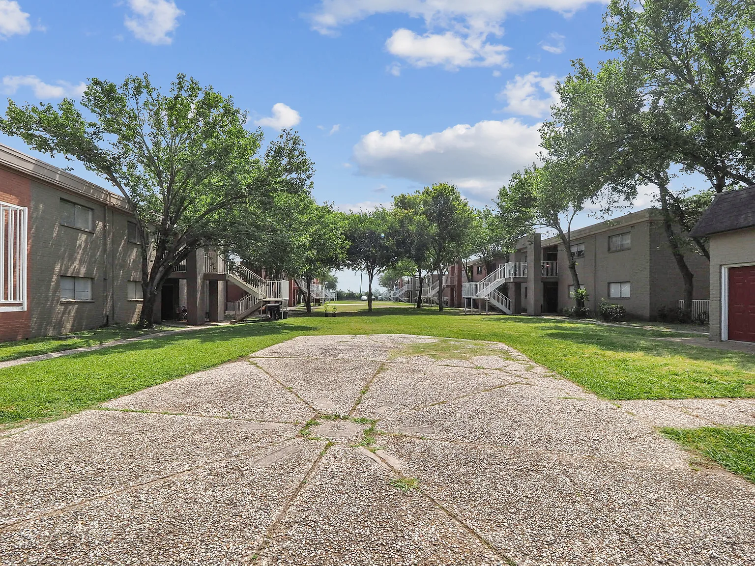 La Paloma Village Apartments — Photo 3